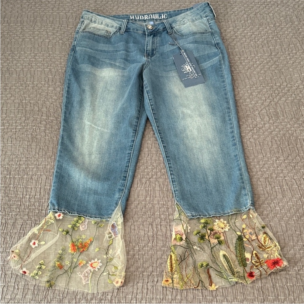 Hydraulic Nolita Curvy Slim Straight
Jeans with Lace Bottom Flower Embroidered